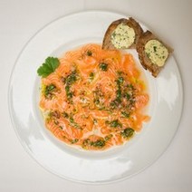 Marinierter Lachs, luftige Limettenbutter und Bauernbrot und Chablis Premier Cru