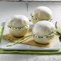 Champignon-Macarons mit Frischkäse und frischen Kräutern und Petit Chablis
