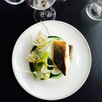 „Skrei“-Kabeljau, Fenchel-Ingwer-Kuchen, Lauch und Melisse und Chablis