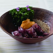 Leuchtkalmars mit Rapsblüten und Petit Chablis