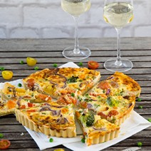 Bunte Gemüse-Quiche und Chablis