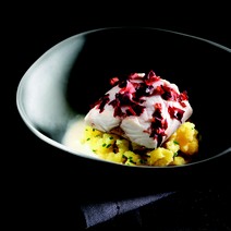 Barsch mit Algen an Kartoffelstampf mit Meeresaromen und Chablis