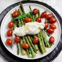 Gebratener Spargel mit Tomaten und Zitronen-Burrata und Chablis Premier Cru