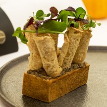 Foie gras (halbgegart) mit Ponzu-Panade und Oliven-Kapern-Sauce
