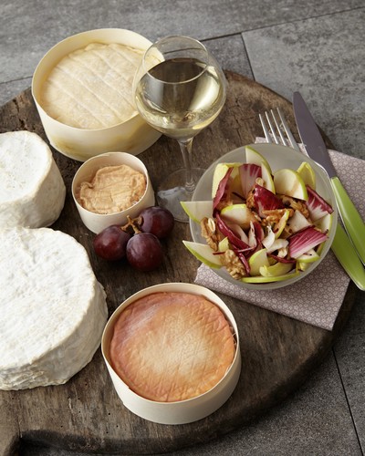 Käse aus der Bourgogne mit Chicorée-Walnuss-Salat und chablis
