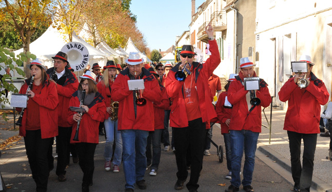 Aufmarsch der Bruderschaft der Piliers Chablisiens in den Straßen von Chablis
                