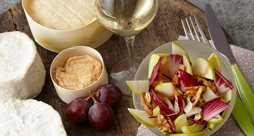 Käse aus der Bourgogne mit Chicorée-Walnuss-Salat - Chablis-Weine