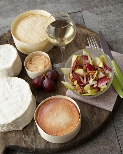 Käse aus der Bourgogne mit Chicorée-Walnuss-Salat - Chablis-Weine