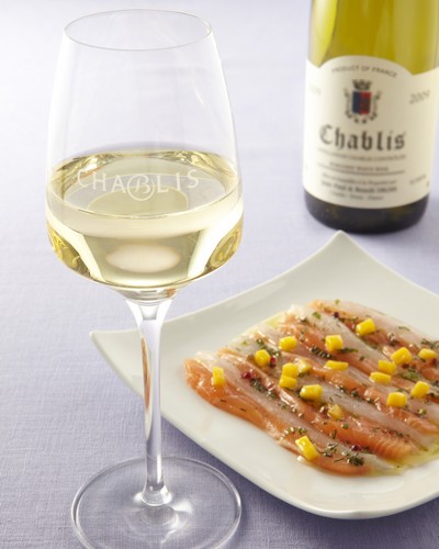 Marinierte Seebarsch und Lachsfilets mit Chablis