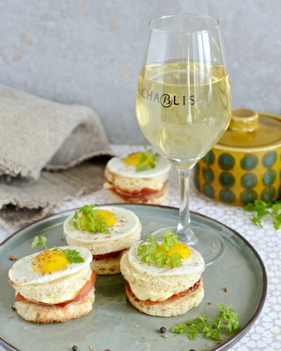 Mini Croque-Madame mit Soumaintrain und Chablis