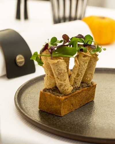 Foie gras (halbgegart) mit Ponzu-Panade und Oliven-Kapern-Sauce, Chablis