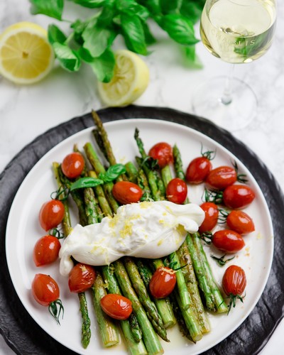 Gebratener Spargel mit Tomaten und Zitronen-Burrata mit Chablis Premier Cru