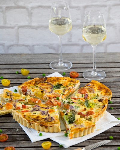 Bunte Gemüse-Quiche und Chablis