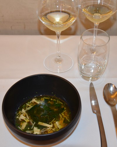 Edelfisch-Consommé mit Algen und japanischen Perlen mit Chablis Premier Cru 