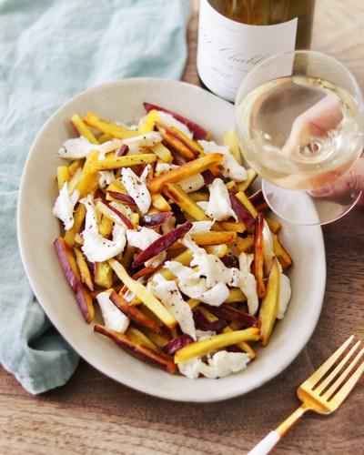 Mozzarella mit Süßkartoffel-Pommes und Petit Chablis