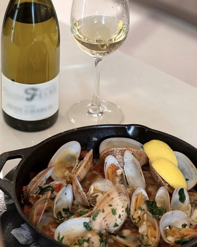 Gebratene Venusmuscheln mit Chablis-Wein