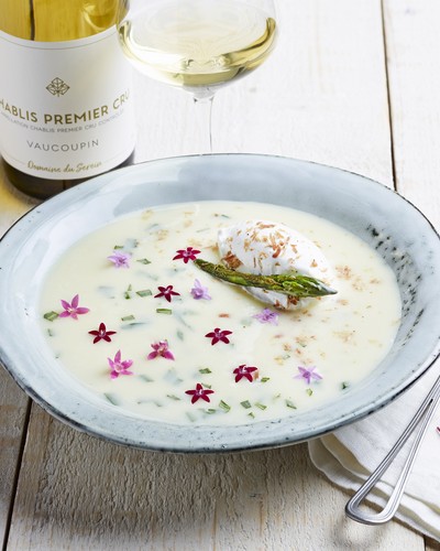 Spargelcremesuppe mit Soumaintrain und Estragon und Chablis Premier Cru