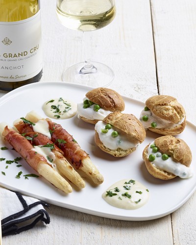Gougères (Käsewindbeutel) mit Soumaintrain und Spargel mit Chablis Chablis Grand