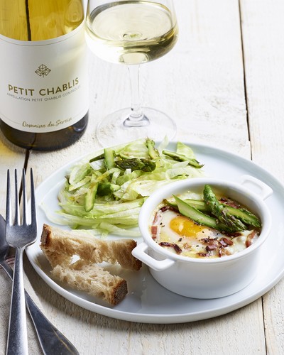 Oeuf cocotte (Eier aus dem Ofen) mit Spargel und Soumaintrain und Petit Chablis