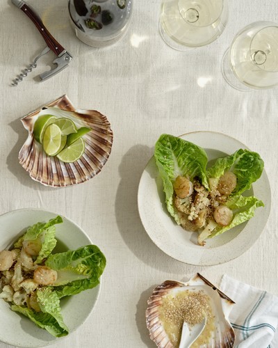 Knackiger Salat mit Sesam, Jakobsmuscheln und Blumenkohl und Petit Chablis