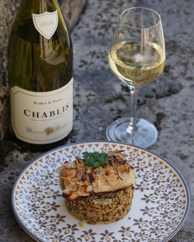 Seehechtfilet mit Mandelkruste und Quinoa-Pilaw mit Mandeln und Chablis